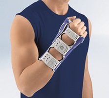 Stabilorthese zur Ruhigstellung des Handgelenks mit Daumenfixierung.