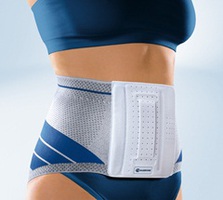 Aktivbandage für Frauen zur muskulären Stabilisierung der Lendenwirbelsäule.